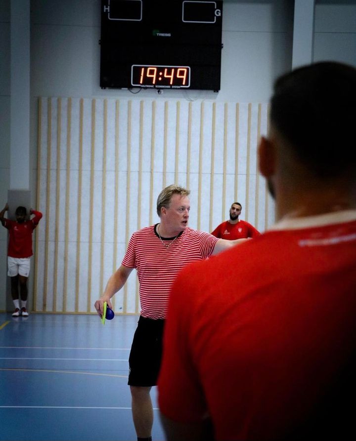 Mine damer og herrer 😍

Kalenderen siger 2024, og vi klar med årets først portræt. 

Nytårsportrættet er en vaskeægte basker, og et vi har glædet os utroligt meget til at dele med jer 👏

Vi lægger det nye år ud med ingen mindre end Christian Koustrup fra Albertslund IF - Fodbold ⚽️

Christian er en af pioneren indenfor Dansk Futsal, og har vel, særligt på den københavnske vestegn, opnået noget nær legendestatus. Christian er nærmest synonym med AIF, og har stået last og brast med futsalholdet siden dets spæde begyndelse 💪

Da futsal i 2008 kom til Danmark, var Koustrup træner for AIF’s indefodboldhold. Det faldt ham derfor helt naturligt, at de skulle melde sig til futsal-DM 🇩🇰

❗️ Vi var i Litauen og spille 3 kampe 🇱🇹 Det gav desværre kun en 3 plads, men vi fik en masse erfaringer og oplevelser. Hele set-uppet omkring afvikling af miniturneringen, var noget, jeg syntes var spændende. Jeg fik blod på tanden til at prøve det igen. De næste 3 år 11måneder og 29 dage tabte vi ikke en futsalkamp i Danmark. Vi vandt 4 mesterskaber i træk og var afsted 4 gange til Futsal cup. Det var rigtigt sjove år ☺️

Eventyret kulminerede dog i 2012, hvor Koustrup og AIF tabte finalen til Futsal København. Herefter begyndte flere spillere at skifte til JB Futsal, hvilket efterlod vores hovedperson i en ny situation. Han har siden dengang forsøgt at bygge et nyt hold op, som igen kan være med til at spille med om mesterskabet 🏆

En mand som Christian har tydeligvis haft mangle oplevelser og erfaringer siden dens spæde fødsel. Dette har også medbragt mange gode bekendtskaber, minder og oplevelser med sig. 

❗️ Fra start af har det været Tai Pundik fra futsal København og Martin Hilstrup fra Fjordbold, der ligesom mig kæmpede for at udvikle futsal i Danmark, som har gjort størst indtryk på mig. Dem har jeg begge stor respekt for, da jeg ved hvor meget de har ofret for vores sport. Det er spændende at være en af pionererne indenfor futsal og stadig kunne møde andre, der har været med fra starten og til i dag.

Når man taler om store oplevelser er Koustrup heller ikke tvivl om, hvilken oplevelse, der skinner klarest igennem. 

❗️ Det er klart det største at spille Futsal Cup/Champions League. Det fungerer efter en stor bog på 167 sider, med alt fra hotelopholdskvalitet til hvilken form for mad og drikke værten skal sørge for. Det er det tætteste på professionelle forhold, man kommer i futsal verdenen.

Fortid, nutid og fremtid❓
Det er ingen hemmelighed, at vores hovedperson har været i AIF i mange år. Og med de mange år kommer der også udfordringer. Han er heller ikke i tvivl om, hvilken udfordring, der har været den sværeste. 

❗️Det sværeste i AIF har altid været tålmodigheden med udviklingen. Det har ikke altid gået så hurtigt med udviklingen, som jeg gerne havde set. Både sportsligt, organisatorisk og økonomisk, har der tit manglet nogle synlige resultater i forhold til det kæmpe arbejde, jeg har lagt i det.

De næste 5 år er målet også klar. DM-titlen skal genvindes. Koustrup mener selv, at deres trup aldrig har været bredere og stærkere, end hvad den er lige nu. Fremtiden ser altså lys ud for Christian og resten af AIF. Mon 2024 bliver året, hvor de genvinder DM-titlen? Det vil tiden vise ☺️

Afslutningsvist er Christian kommet med sit gode råd til, hvorfor det er futsal, man som ung pige/dreng skal forelske sig i. 

❗️ Man skal vælge futsal, fordi det er et højintenst spil. Man får mange oplevelser ved det, og man lærer at tænke meget taktisk. Der er masser af action og fart, så man kan komme af med en masse energi på meget kort tid. Futsal er i gang med en rigtig god udvikling, men der er stadig brug for nye ildsjæle og engagerede spillere, trænere og ledere indenfor sporten.
Hvis du er interesseret i en rigtig levende og spændende aktivitet, enten som futsalspiller, træner, hjælper, frivillig. Så find en klub i nærheden og ring! Jeg kender alle klubberne i Ligaen og de er alle interesserede i at få ny kræfter tilført deres organisation.

Vi, her på redaktionen, glæder os til at se hvad 2024 byder Christian og resten af AIF. Held og lykke – og rigtig godt nytår til jer alle 🍾🎉🎊

📸 Simon Kammer - AIF ⚪️🔴
📝 Julie Vestphael
🇩🇰 DBU Futsal, Liga & Landshold
💵 Cashpoint Sportsspil Danmark