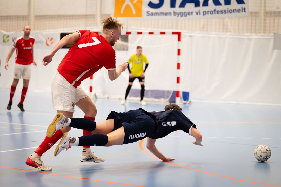Kære følgere 🇩🇰

Av min is-arm for en vanvittig omgang vinter-futsal vi har været vidne til i forgangne spillerunde 🥶

4 kampe, 37 scoringer - det vil sige et gennemsnit på 9.25 mål pr opgør. Det er intet mindre end vanvittigt. (og ikke mindst yderst tilskuervenligt 😂)

Resultaterne var som følgende: 
Albertslund IF - Fodbold 7 🆚 2 Lystrup Futsal
Vesterbro Idrætsklub 6 🆚 8 Brøndbyernes IF Futsal
Hjørring Futsal Klub 1 🆚 6 Futsal Gentofte
Eastside Futsal Viborg 4 🆚 5 Aalborg Futsal Klub 

Spændingen må siges at være død og begravet i forhold til rækkens førsteplads, hvor urørlige Gentofte buldrer derudaf med 120 km/t. Med 12 point ned til nærmeste forfølger, levnes der ikke meget spænding på den konto 🪦

Til gengæld er det blot 4 point der adskiller nr. 2-5, hvorfor sub top-segmentet er herligt intenst samt spændingsfyldt. 

Ligeledes gør sig gældende fra nr. 6-10, hvor der pt 3 mandskaber som primært kæmper for at undgå en eventuel nedrykningsplayoff. Kun Vesterbro IK synes isoleret i bunden med blot 3 point efter 10 kampe. Selvom spillet til tider virkelig har været flot samt seværdigt, har det knebet med at få snørret sækken og dertilhørende point på kontoen. Der skal i hvert fald hives en solid kanin op fra hatten af de gæve nordjyder, hvis de skal undgå  placeringen som årets bundprop ⚽️

Vi glæder os allerede til kommende spillerunde 😍

🇩🇰 DBU Futsal, Liga & Landshold
pst... Havde du satset på samtlige favoritter i denne spillerunde, havde det givet pengene 6.7x igen hos Cashpoint Sportsspil Danmark 💸
📸 Anders B. Jakobsen
📝 Simon Alexander Nielsen