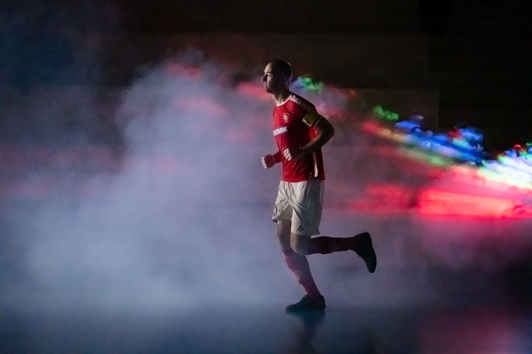 Kære følgere 🇩🇰

På denne råkolde vinterlørdag var lysten til en omgang futsal sprællevende efter pausen 🧊 Undertegnet begav sig på en farefuld færd for at nå frem til opgøret Albertslund IF - Fodbold 7 🆚 2 Lystrup Futsal, hvor spejlglatte veje og havarerede biler nærmest lå i hobetal, som et andet forhindringsløb på vejen fra mine nordsjællandske gemakker til Albertslund. 

Heldigvis nåede både jeg, begge mandskaber, samt et ordentligt portion tilskuere frem til et opgør der bød på væsentligt flere lækre detaljer, end på decideret spænding 🤤

Fra første fløjt var der ild i hjemmeholdet, og de gjorde sit for at brænde halgulvet af, med et føringsmål der virkelig tog kegler 🔥

‘C’ havde bevæget sig ned som bagerste mand, hvorpå den nykårede landsholdspiller Oliver Boss var rykket over midten. ‘C’ spillede ham fri med et flot aflevering - Boss lagde af med en førsteberøring til dagens assist-konge Tim Wiese, som elegant fandt sin futsalsoulmate Casper Flyvholm, der sikkert omsatte til 1-0 ⚽️

Tim Wiese var for alvor i hopla, og som den gedigne holdspiller han er, kronede han en fantomkamp med hele 4 oplæg til kammeraterne 🙌

Drengene fra Albertslund kreerede i det hele taget et hav af chancer gennem opgøret, og var det ikke for en, nærmest som altid fristes man til at sige, yderst velspillende André Christiansen i Lystrup-målet, kunne det nemt være blevet en større sejr til hjemmeholdet 🧤

Generelt havde begge målmænd en glimrende dag på kontoret, og unge Boss fik også for alvor vist hvorfor, at han nu er blandt landstrænerens foretrukne 🇩🇰

Lystrup gjorde hvad de kunne, men havde svært ved at bryde op for hjemmeholdets defensiv. De få chancer de kom frem til, var de til gengæld kyniske på. Abdu Zanka satte det udlignende mål til 1-1 ind som et lyn fra en klar himmel, inden Albertslunderne resolut svarede igen ⚡️

Målet til 2-1 gav næsten helt gåsehud. Egentligt ikke fordi scoringen var overdådig i sig selv, men reaktionen fra spillerne samt lægterne efterfølgende var fremragende. Målscoreren hed Nasser Salim, og er døv. I det sekund bolden passerede stregen rejste stadionspeakeren sig op og råbte: “Se her hvordan man jubler på tegnsprog”, hvorefter hele hallen greb den lydløse jubel til sig. Udtrykket i Nassors øjne da han fik øje på tilskuerne var ganske enkelt priceless ❤️

Det er i sandhed de små ting som giver livet værdi!

Knap var hjemmeholdet færdige med at juble, førend Kasper Kaffka poppede op som en trold af en æske 🧌🎁 Ingen af hjemmeholdets spillere havde luret hans mission, hvorefter den rutinerede ræv elegant udlignede til 2-2 ⚔️

Dernæst fulgte et par gigantiske chancer til gæsterne fra Lystrup, der desværre for dem ikke kendte deres besøgelsestid. Lystrup havde dog et opspil som jeg uden tøven ville have udråbt til årets mål hvis det havde fået netmaskerne til at blafre. André udførte et brasiliansk udspark med kirurgisk præcision over fuld banelængde til en fremadstormende kant, der med ryggen mod mål, med ydersiden, lagde en ligeså præcis tværbold til pivot’en, der timede både indløb og afslutning perfekt. Desværre for gæsterne, hev Oliver Boss en fantomredning op af hatten, og forhindrede endnu engang scoringen.

“The Futsal Brothers” Tim Wiese og Casper Flyvholm ville dog ikke stå tilbage for ovenstående, og legede “DING-DONG-DYNAMOLYGTE 🔦” med den jyske defensiv. De 2 gutter kan virkelig skabe magi sammen når de er i spillemæssigt hopla 👏

Hjemmeholdet fortsatte den resterende del af opgøret deres dominans, hvor målscorerne udover et hattrick af flyvende Flyvholm 🕊️, var Arvin Mosavi samt Youssef Bohid. 

Sidst, men ABSOLUT ikke mindst, var kampen også et definitivt futsal-farvel til et ægte Albertslund-koryfæ. Michael ‘C’ Christensen takkede i dag for dansen med sin kamp nr. 125 for det vestegnske mandskab. Her på redaktionen vil vi sige 1000-tak til ‘C’ for oplevelserne gennem årene. Nyd dit spillerotium, forhåbentligt får vi dig en dag at se i en anden rolle i vores elskede sport 💪

Tak til AIF og Lystrup for kampen - Som altid en fornøjelse at overvære disse mandskaber LIVE 🤩

🇩🇰 DBU Futsal, Liga & Landshold
📷 Anders B. Jakobsen
📝 Simon Alexander Nielsen